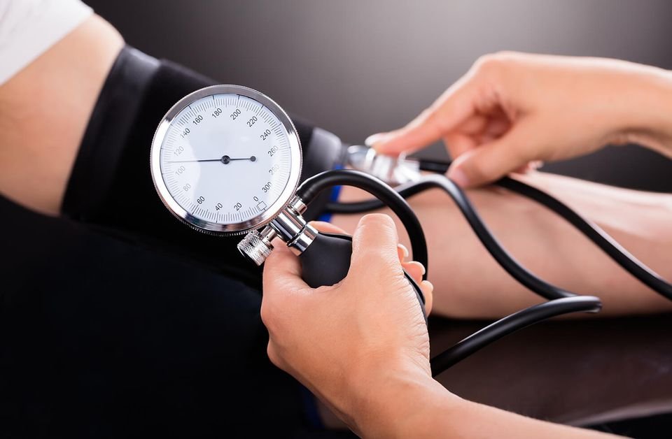 قنصلية رقاص الساعة مشهد  كيف تختار أفضل أجهزة قياس ضغط الدم المنزلية