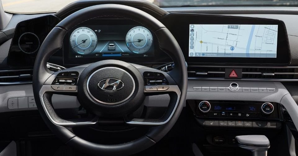 صورة لوحة التحكم وعجلة القيادة لسيارة هيونداي إلنترا 2022