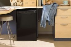 دليل شامل لاختيار ثلاجة مكتبية صغيرة