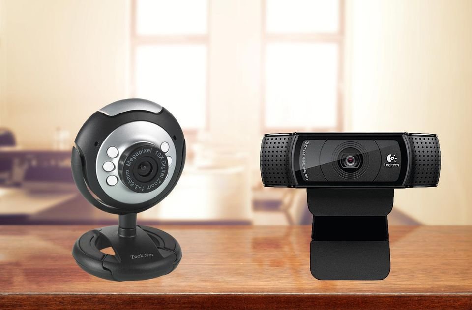 Clip-on and freestanding webcams