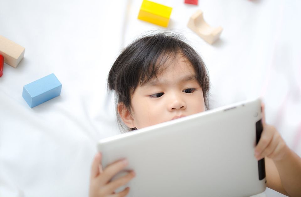 صورة طفلة تستخدم حاسب لوحي