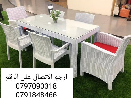 طاولات وكراسي بلاستيك ع شكل رتان للجلسات الخارجية والداخلية 