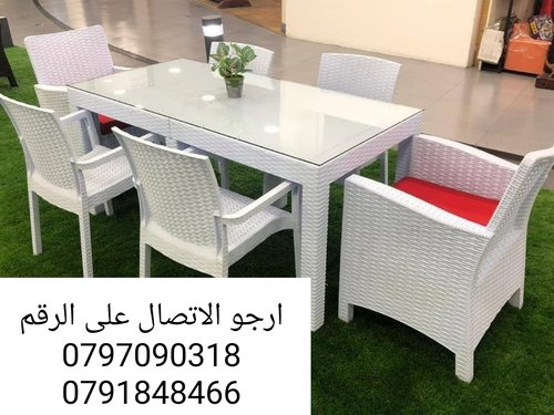 طاولات وكراسي بلاستيك ع شكل رتان.،،،. 