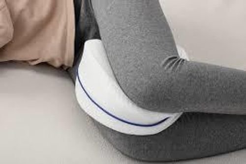 مخدات اثناء النوم leg pillow وسادة بين الساقين فوائد وضع مخدة بين الفخذين مخدات طبية فوائد مذهلة