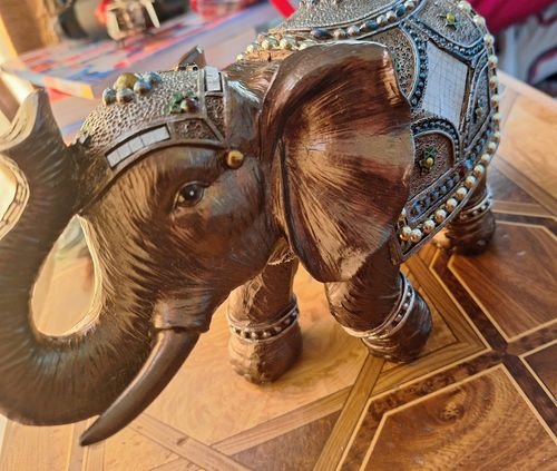 Elephant show piece