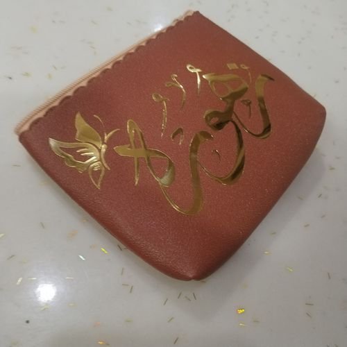 حقيبة نسائية يدوية مع طباعة الاسم عليها بالفينيل الذهبي اللامع الحار