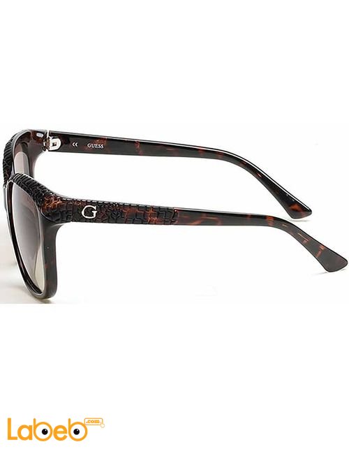 نظارات شمسية GUESS - للنساء - إطار بني داكن - عدسة بنية - موديل GU7401
