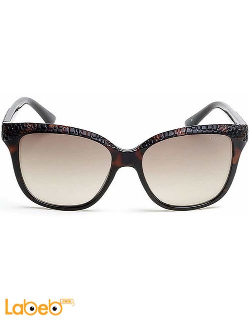 نظارات شمسية GUESS - للنساء - إطار بني داكن - عدسة بنية - موديل GU7401