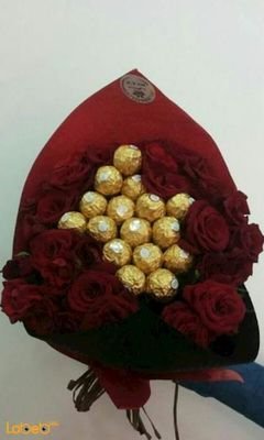 ضمة زهور - مكونة من ورد جوري احمر - مع شوكلاتة فيريرو روشيه