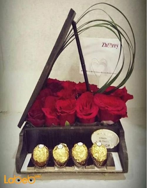 Flowers coordinated - piano form from red rose - ferrero rocher
