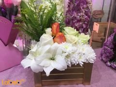 صندوق أزهار خشبي - مصمم من ورود برتقالية - بيضاء - خضراء