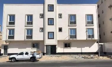Building for sale in Dammam, Granada district, 400 square meters, two floors