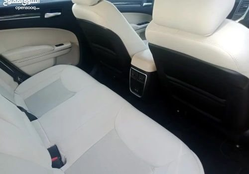 سيارة كرايسلر C300 2019 للإيجار اليومي، أبيض